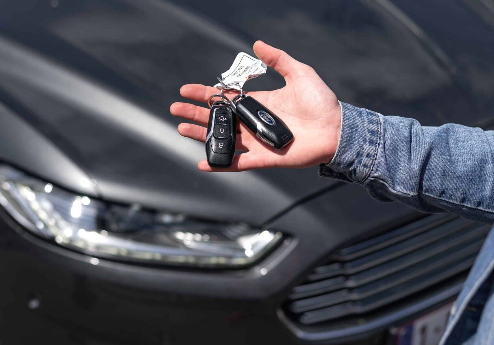 Person holding the keys to a new car